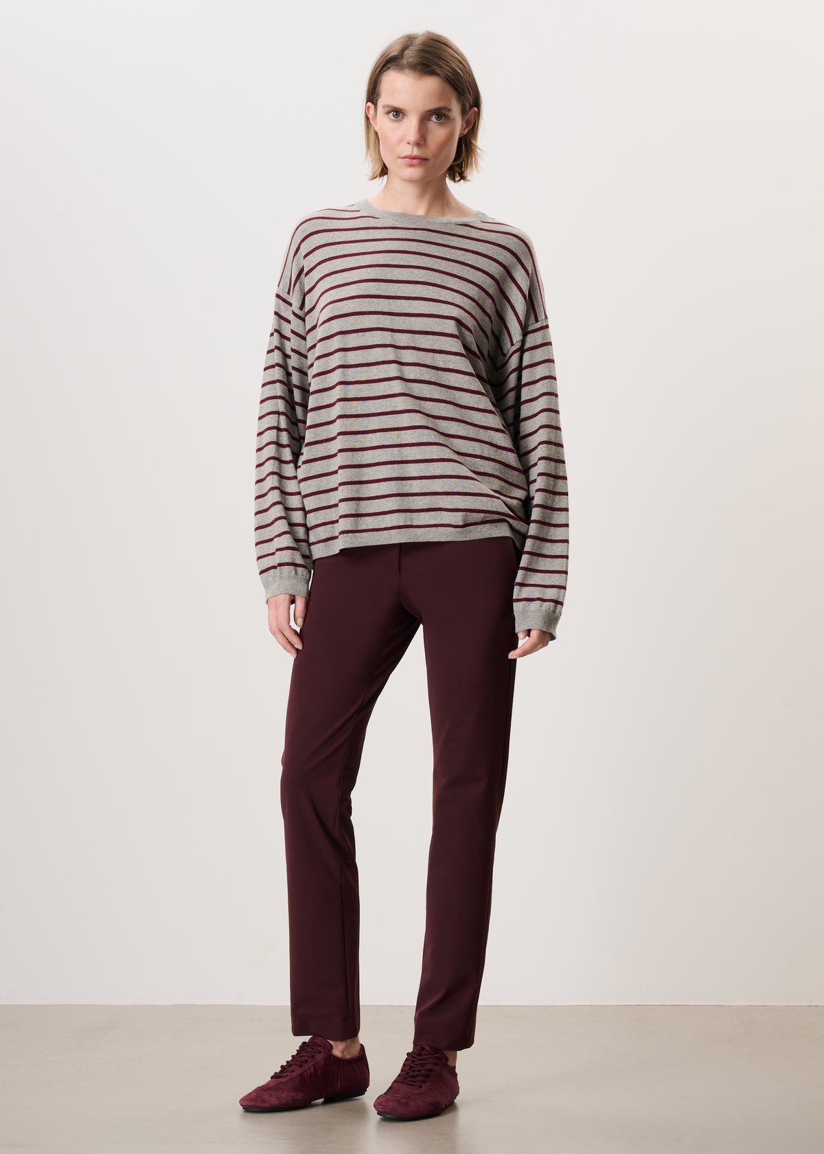 #color_light grey / red stripe